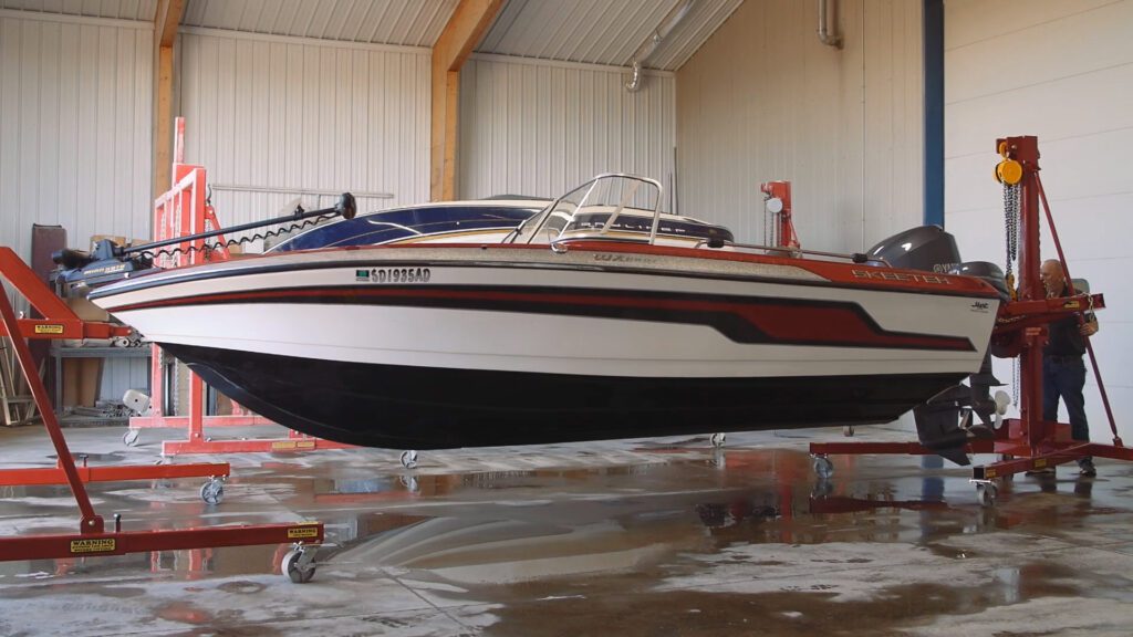 A man working on his boat by using Capsizer 8000.